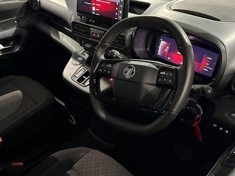 Used Vauxhall Combo Ultimate 100 kW (136 HP) 2025 Blue MPV