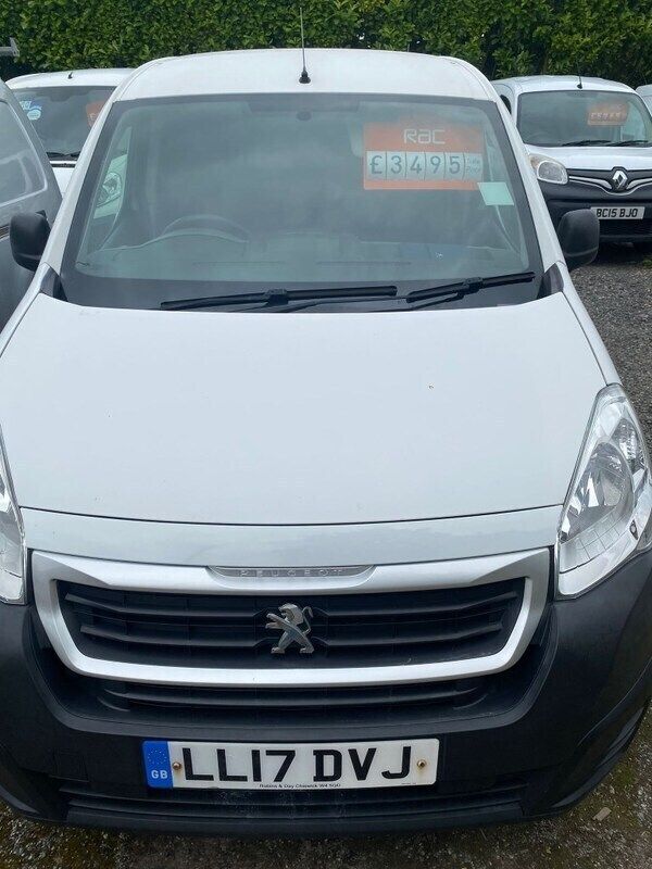 White Used 2017 Peugeot Partner S MPV | £3,495 (Fair price) - Image 1/4