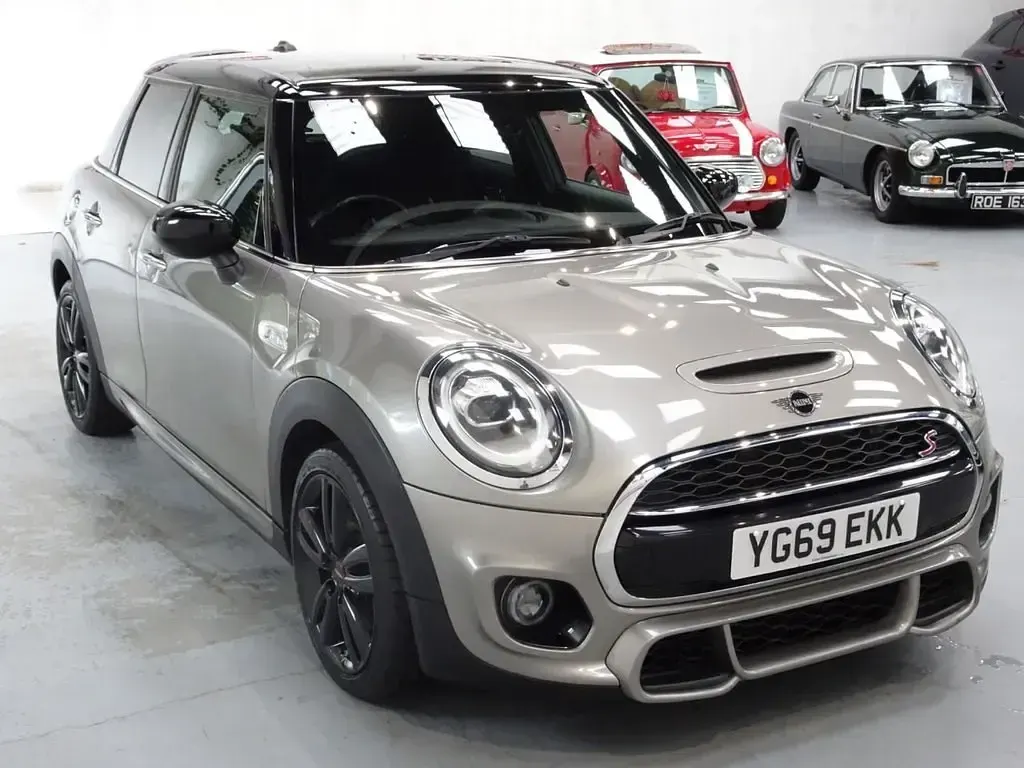 Usado Mini Cooper S Hatch 192 HP (141 kW) 2019 Prateado Citadino