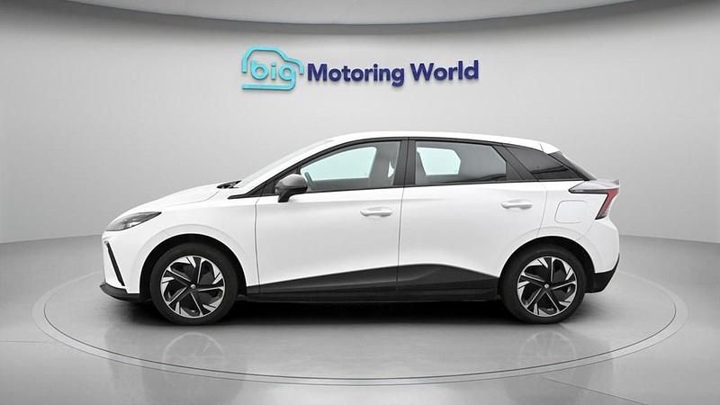 Begagnad MG MG4 EV SE 319 kW (435 HK) 2023 Halvkombi