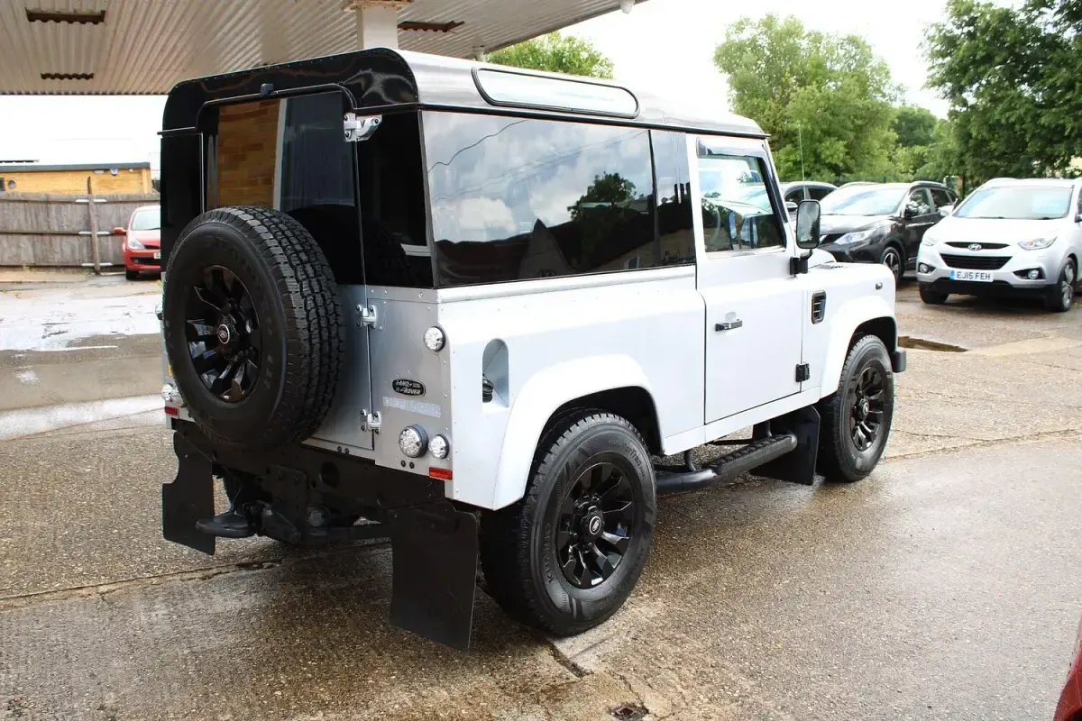 Used Land Rover Defender 122 HP (89 kW) 2007 Silver Estate