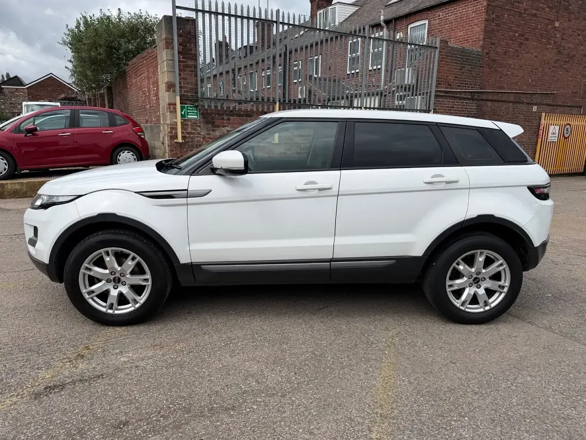 Used Land Rover Range Rover evoque Pure 150 HP (110 kW) 2012 White SUV
