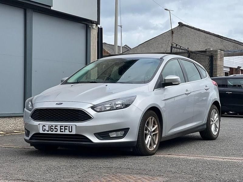 Used Ford Focus Zetec 120 HP (88 kW) 2015 Silver Hatchback