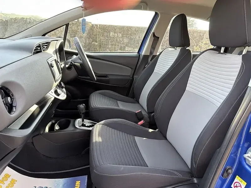 Used Toyota Yaris Hybrid 100 HP (73 kW) 2018 Blue Hatchback