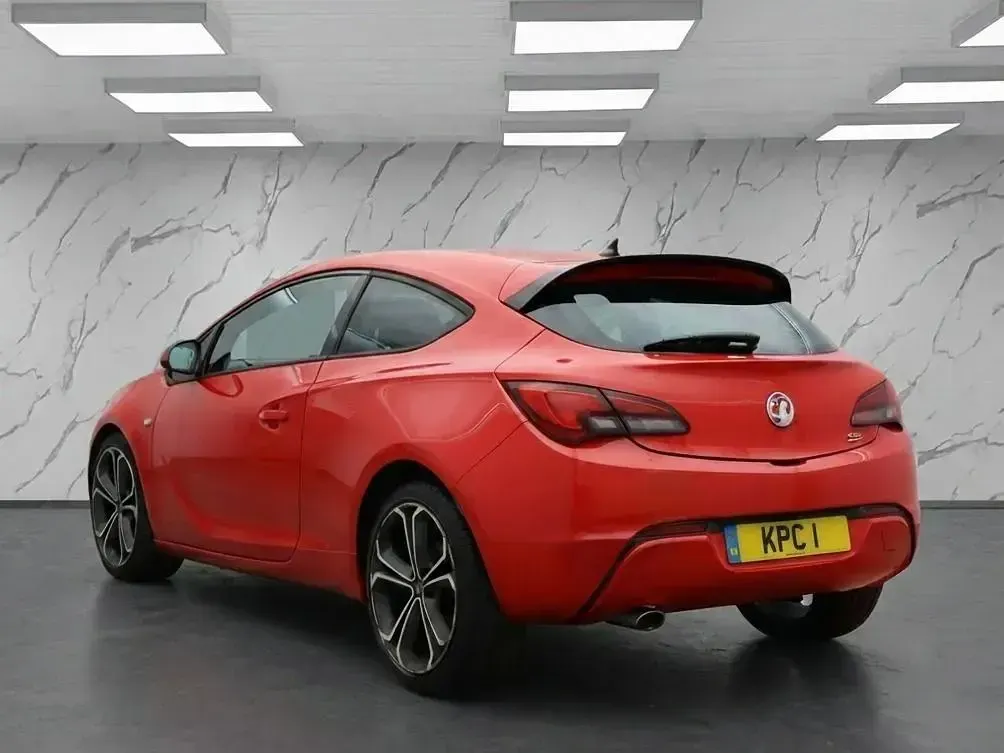 Usado Vauxhall Astra GTC Edition 140 HP (102 kW) 2014 Vermelho Coupé