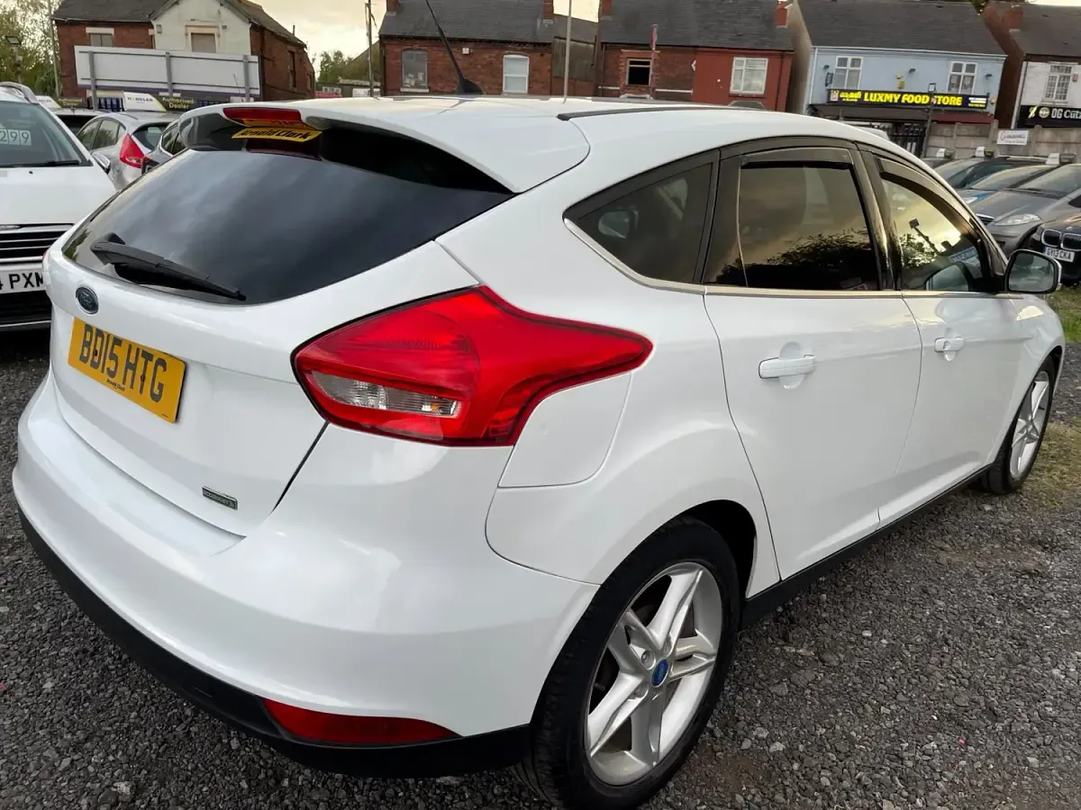 Begagnad Ford Focus Zetec 2015 Vit Halvkombi