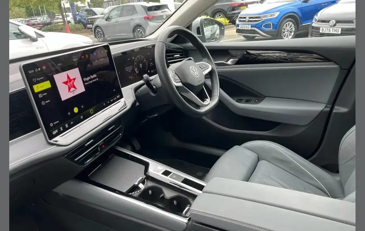 Used VW Passat Elegance 147 HP (108 kW) 2025 Silver Estate