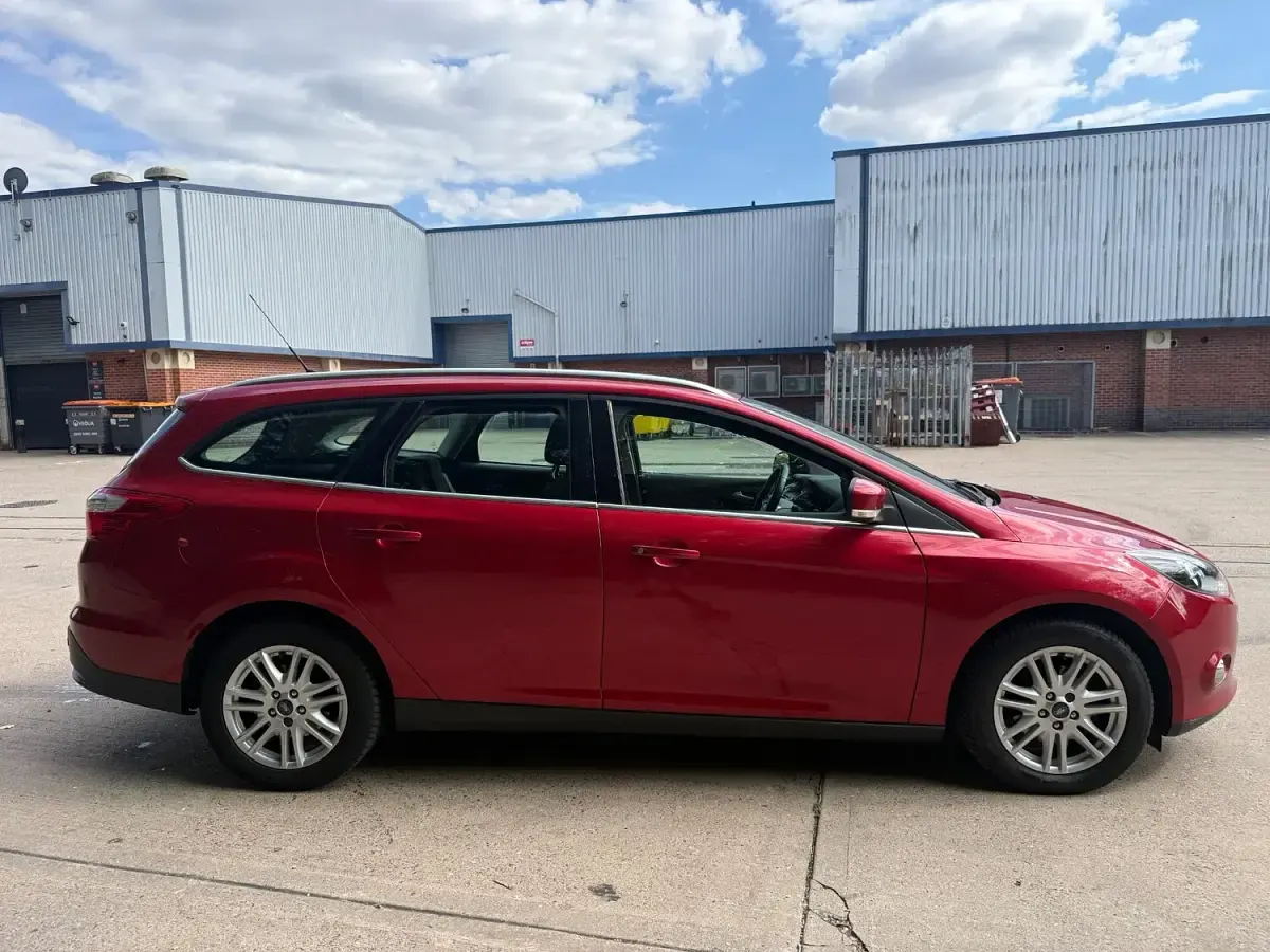 Used Ford Focus Titanium 125 HP (91 kW) 2013 Red Estate
