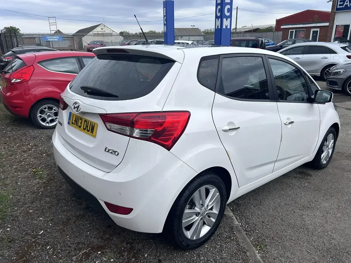 Used Hyundai ix20 Style 90 HP (66 kW) 2013 White Hatchback