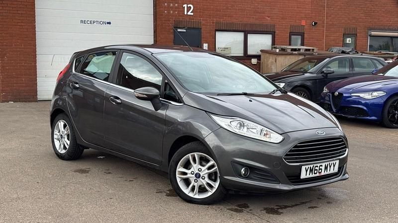 Begagnad Ford Fiesta Zetec 2016 Grå Halvkombi
