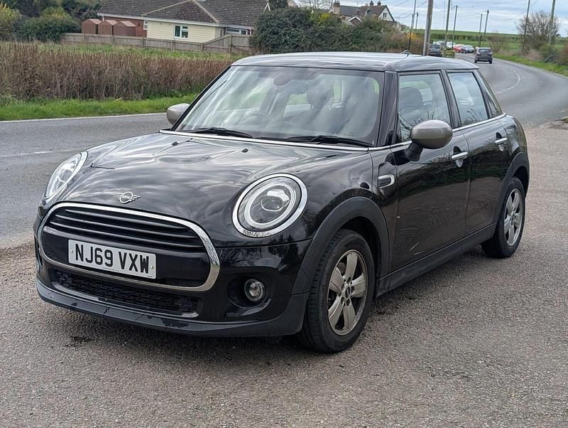 Begagnad Mini Cooper Classic 2019 Svart Halvkombi