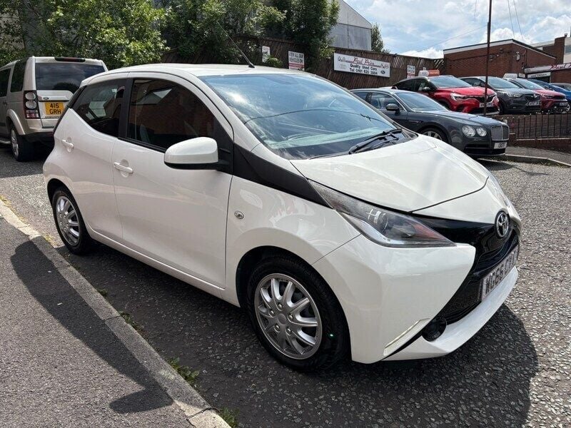 Polar white Used 2016 Toyota Aygo X-play Hatchback | £9,495 (Fair price) - Image 1/4