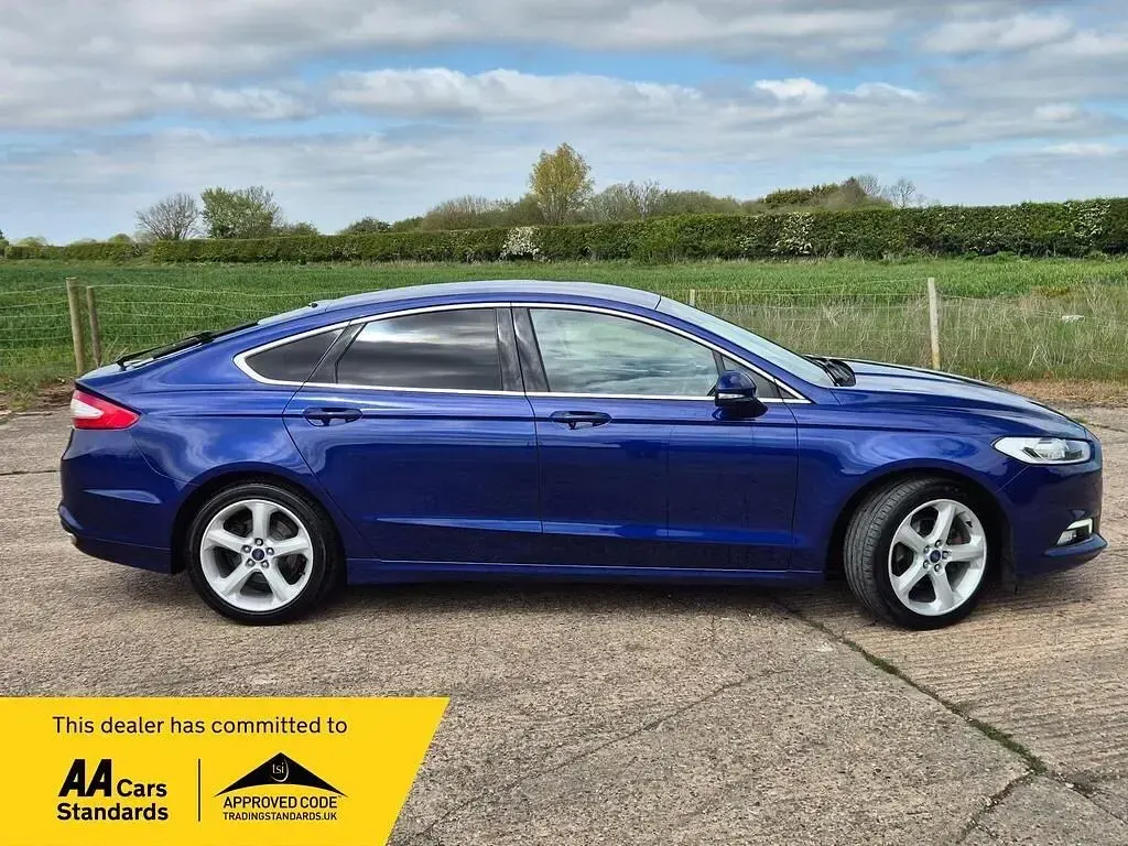 Begagnad Ford Mondeo Titanium 180 HK (132 kW) 2017 Blå Halvkombi