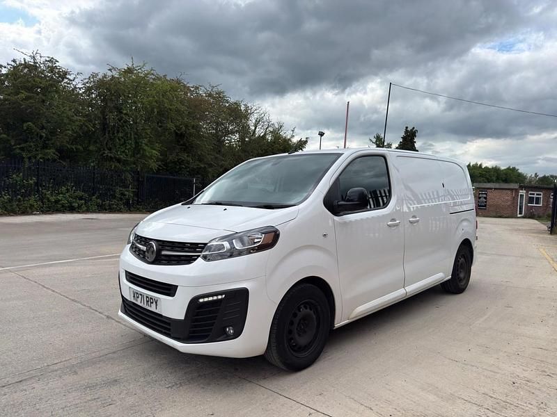 Second-hand Vauxhall Vivaro Sportive 120 CP (88 kW) 2022 Alb Monovolum