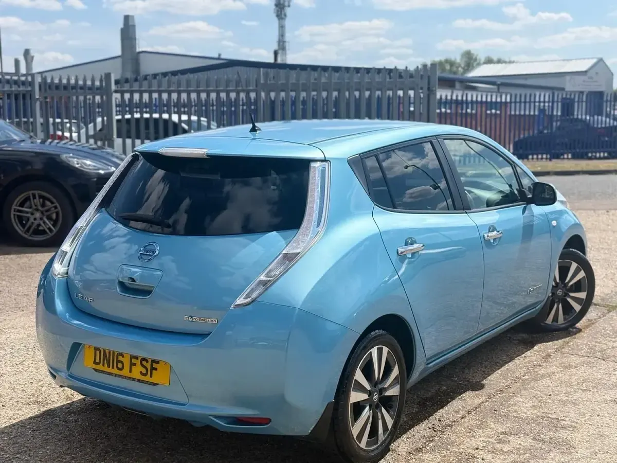 Used Nissan Leaf Tekna 80 kW (109 HP) 2016 Blue Hatchback