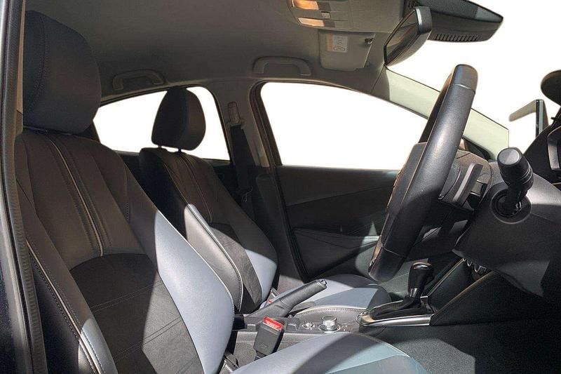 Begagnad Mazda 2 Inclusive 2023 Svart Halvkombi