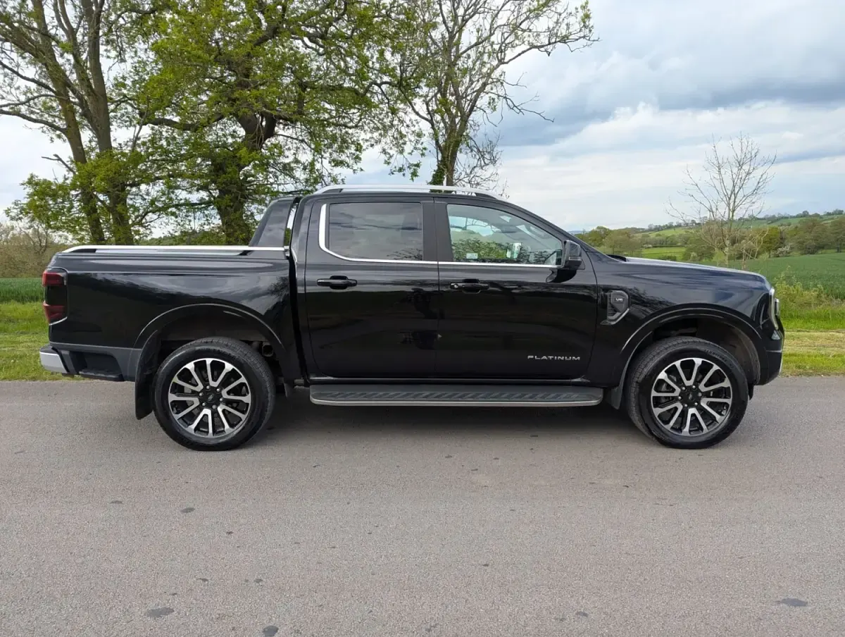 Begagnad Ford Ranger Platinum 240 HK (176 kW) 2025 Svart Pickup