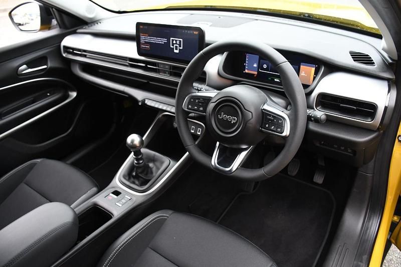 Used Jeep Avenger Summit 100 HP (73 kW) 2025 Yellow SUV