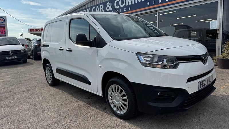 White Used 2021 Toyota Proace Van | £9,990 (Good price) - Image 1/4