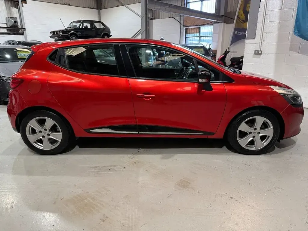 Used Renault Clio Dynamique 75 HP (55 kW) 2016 Red Hatchback