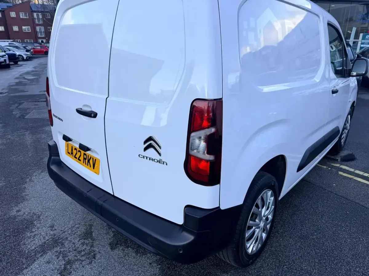 Used Citroën Berlingo 99 HP (72 kW) 2022 White MPV