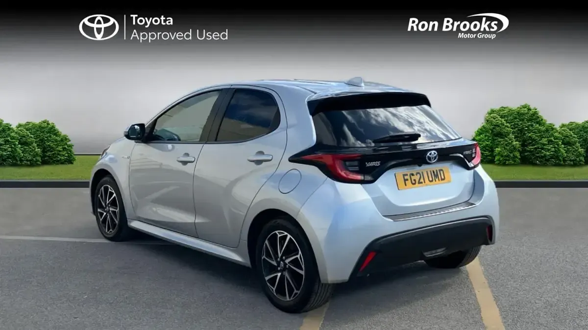 Second-hand Toyota Yaris Hybrid Design 2021 Argintiu Hatchback
