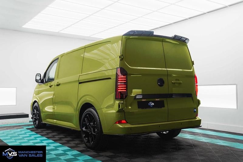 New VW Transporter Pro 150 HP (110 kW) 2026 Green Van