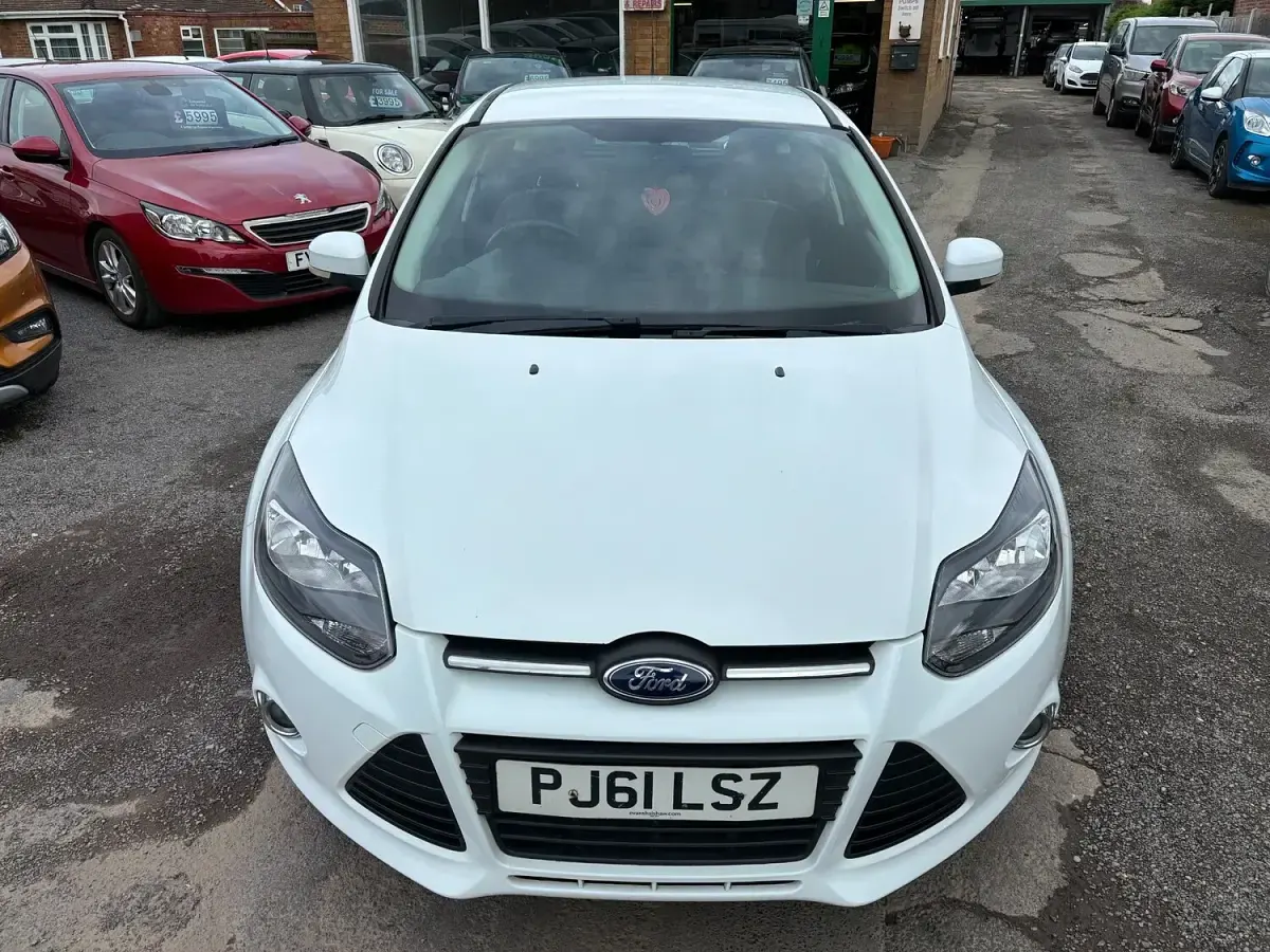 Used Ford Focus Zetec 115 HP (84 kW) 2011 White Hatchback