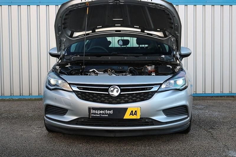 Second-hand Vauxhall Astra Design Edition 2016 Argintiu Hatchback