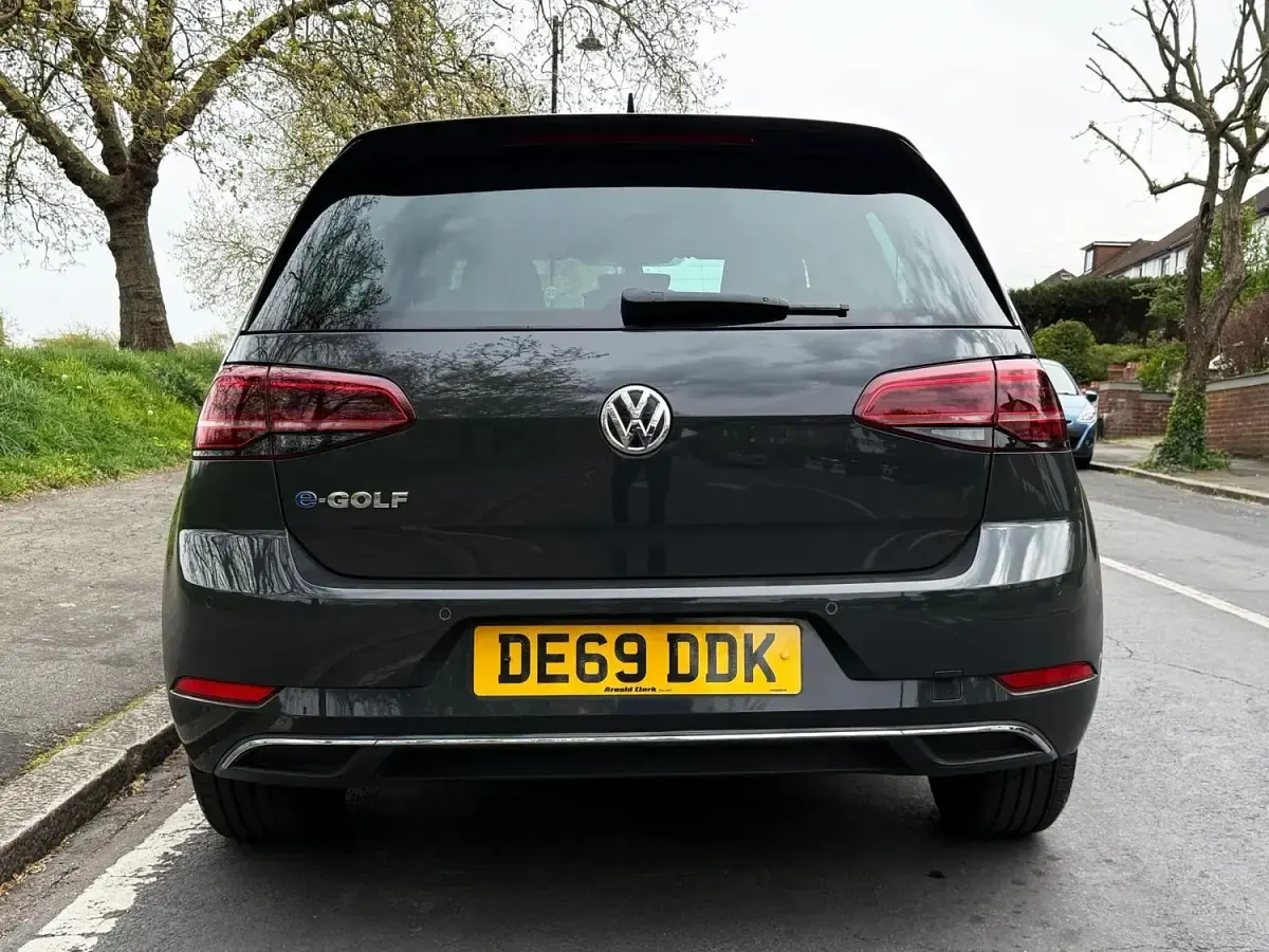 Begagnad VW e-Golf 99 kW (135 HK) 2019 Grå Halvkombi