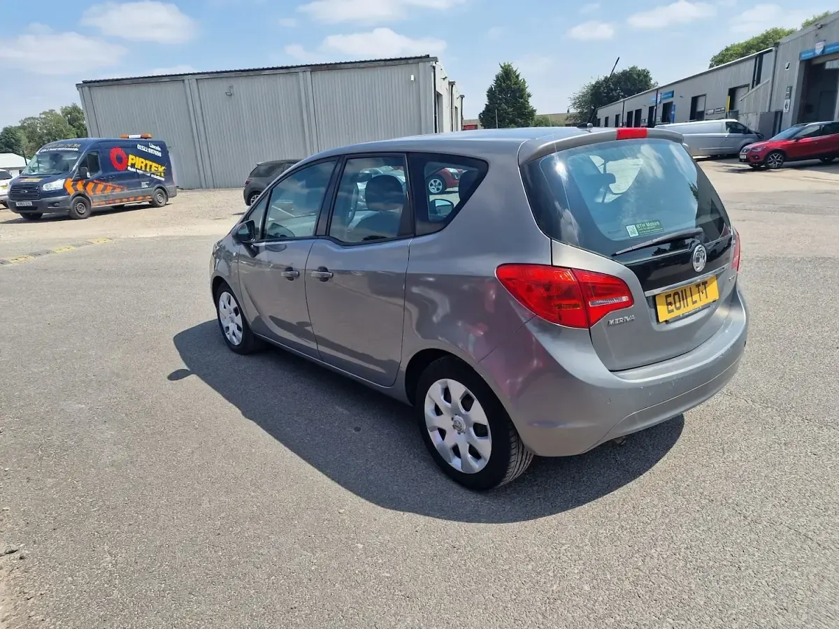 Used Vauxhall Meriva 100 HP (73 kW) 2011 Brown MPV