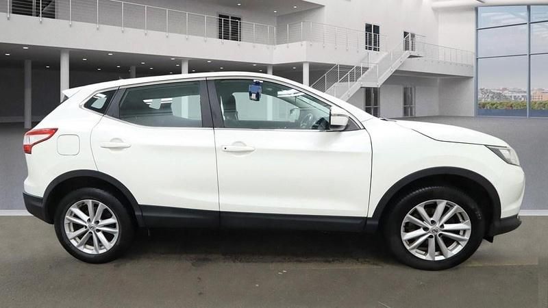 White Used 2017 Nissan Qashqai Acenta SUV | £7,970 (Good price) - Image 1/4