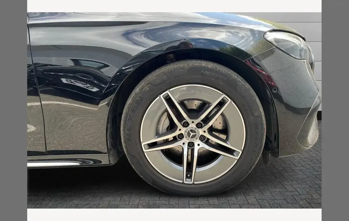 Usado Mercedes E200 AMG line 200 HP (147 kW) 2025 Preto Carrinha