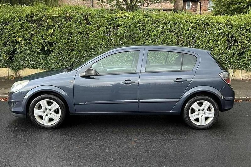 Blue Used 2009 Vauxhall Astra Active Hatchback | £1,795 (Good price) - Image 1/1