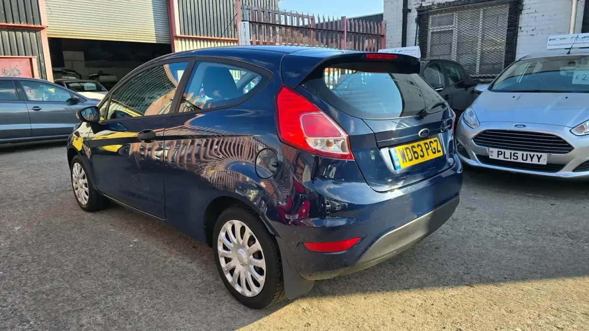 Second-hand Ford Fiesta Studio 2013 Albastru Hatchback