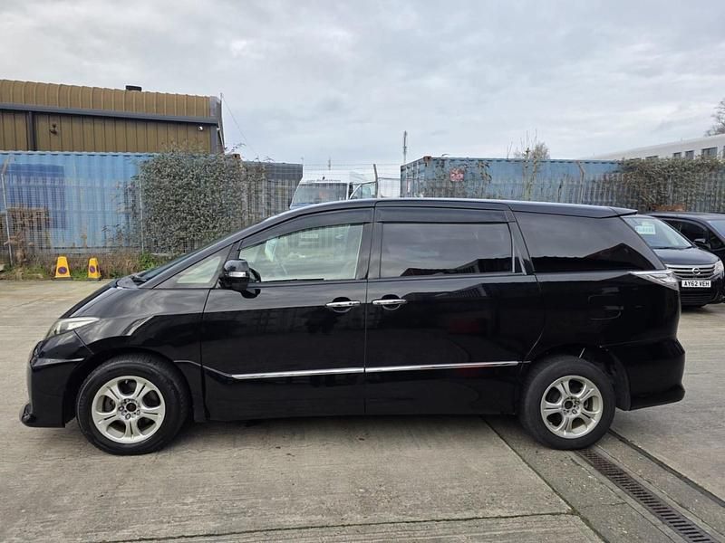 Begagnad Toyota Estima 2026 Svart Minibuss