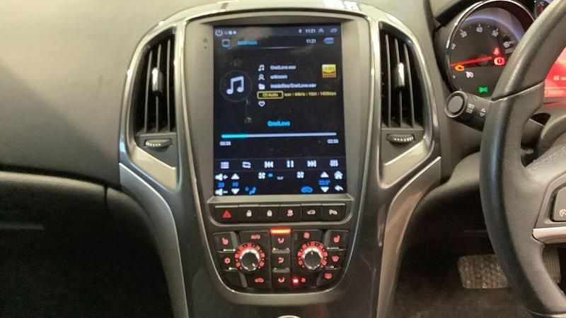 Used Vauxhall Astra Elite 115 HP (84 kW) 2014 Silver Hatchback