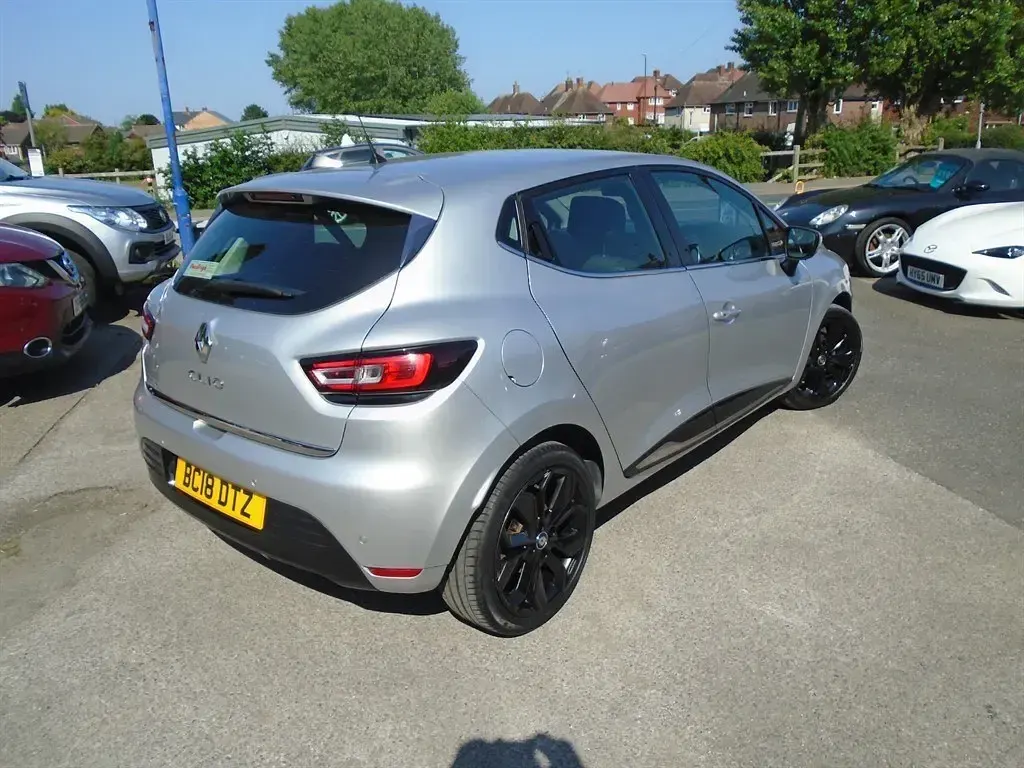 Used Renault Clio Dynamique 90 HP (66 kW) 2018 Silver Hatchback