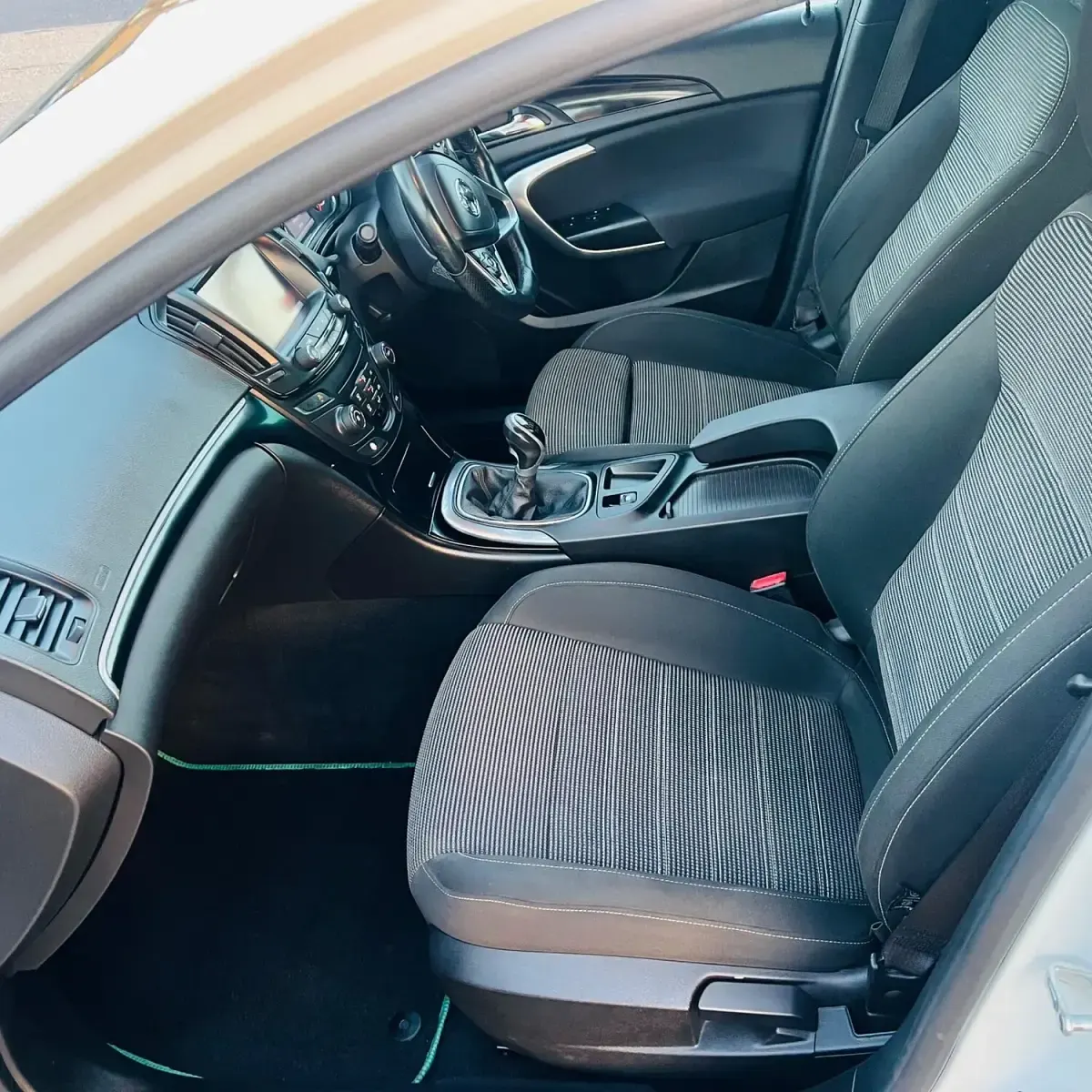 Used Vauxhall Insignia SRi 170 HP (125 kW) 2016 White Estate