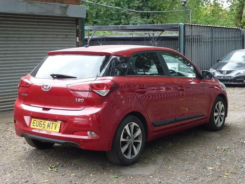 Used Hyundai i20 Premium 90 HP (66 kW) 2015 Red Hatchback