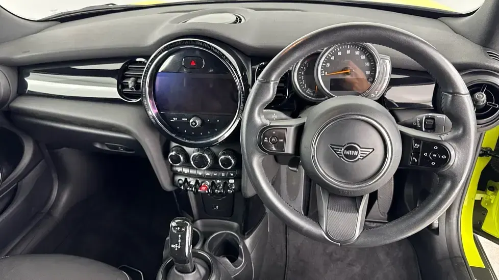 Used Mini Cooper Classic 134 HP (98 kW) 2022 Yellow Hatchback