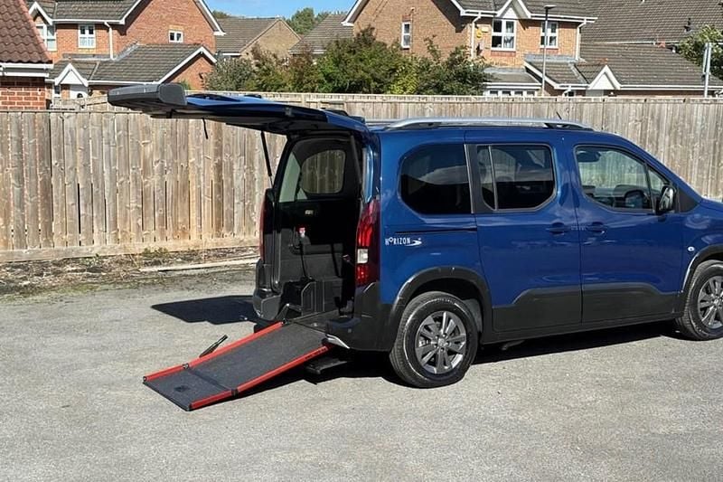 Blue Used 2022 Peugeot Rifter Allure MPV | £13,995 (Good price) - Image 1/1