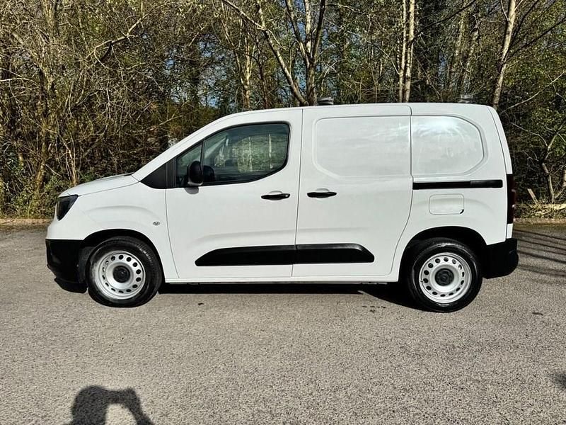 Used Vauxhall Combo Edition 100 HP (73 kW) 2019 White MPV