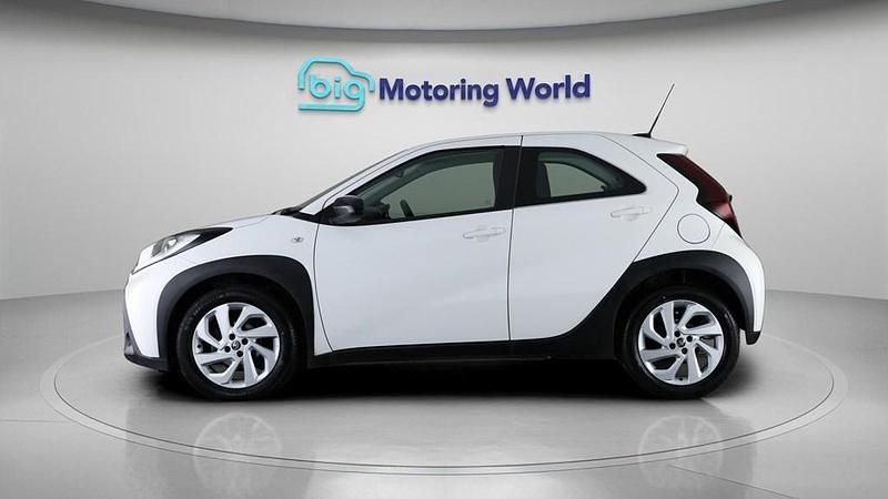 Used Toyota Aygo X PURE 72 HP (52 kW) 2022 White SUV