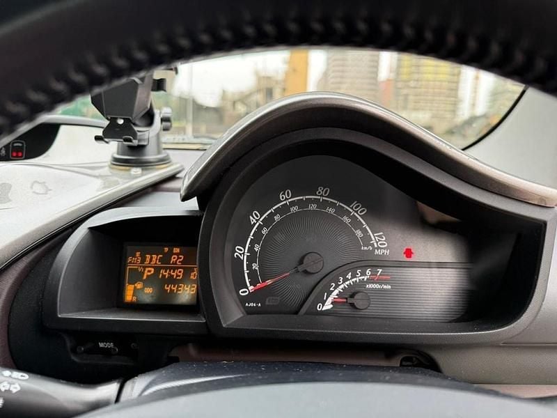 Used Toyota iQ 68 HP (50 kW) 2010 Silver Hatchback