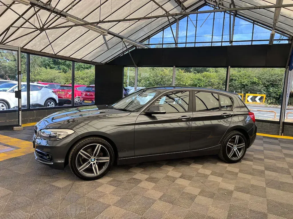 Used BMW 118 Sport Line 134 HP (98 kW) 2019 Mineral grey Hatchback