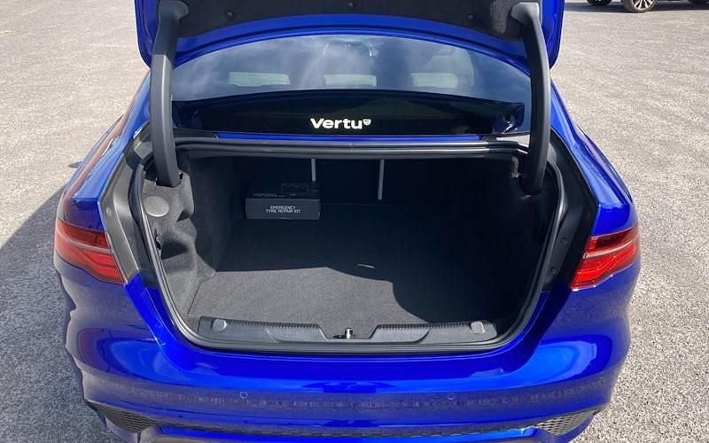 Usado Jaguar XE R-Dynamic 249 HP (183 kW) 2019 Azul Sedan