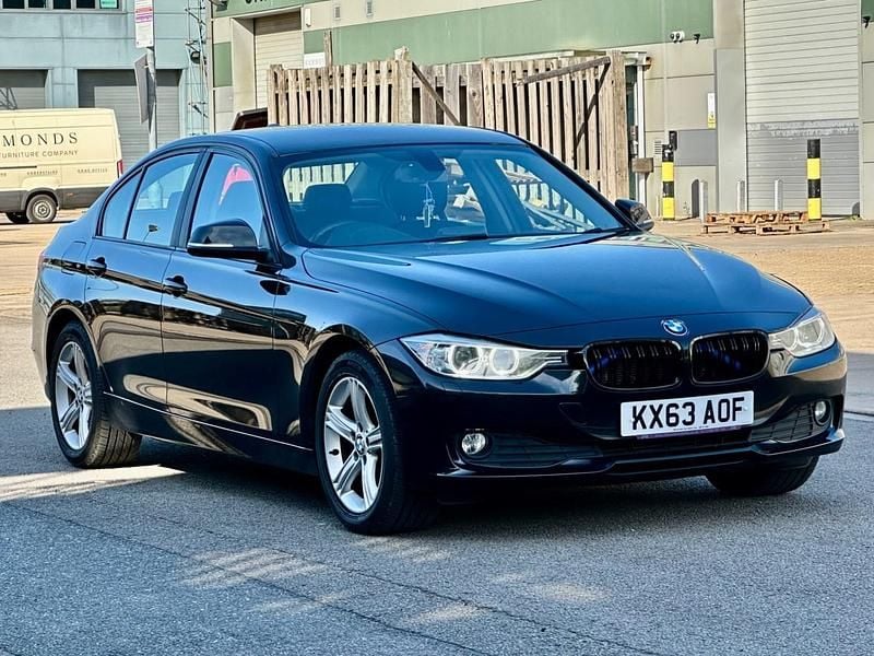 Begagnad BMW 318 2013 Svart Sedan