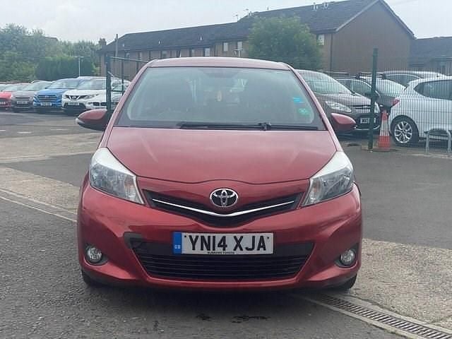 Used Toyota Yaris Plus 99 HP (72 kW) 2014 Red Hatchback