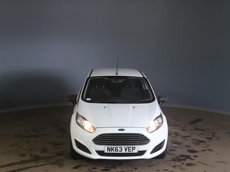 Usado Ford Fiesta Studio 82 HP (60 kW) 2014 Branco Citadino